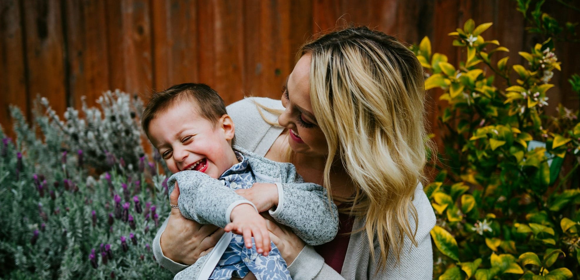 woman in gray sweater carrying baby in blue and white shirt - Corinne GENTY -  www.beautiful-spin.com